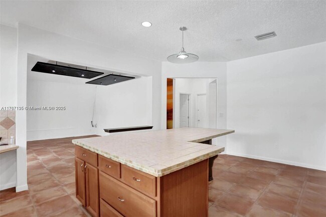 Building Photo - 16610 Royal Poinciana Ct