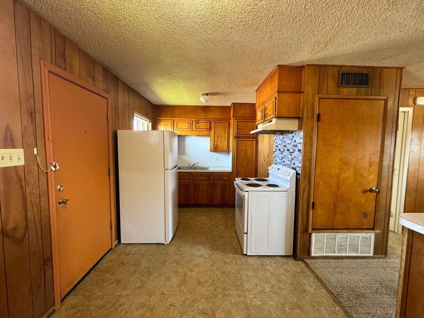 Building Photo - 805 W Hallmark Ave