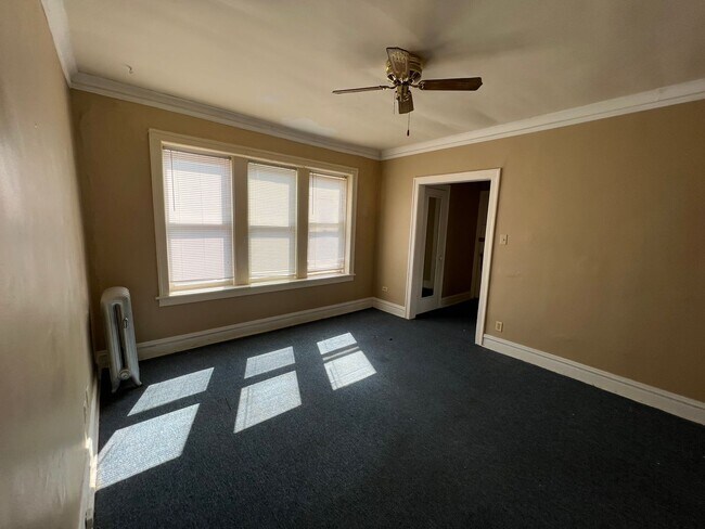 Building Photo - East Albany Park Apts!