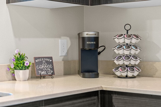 Building Photo - 711 W Broadway Rd