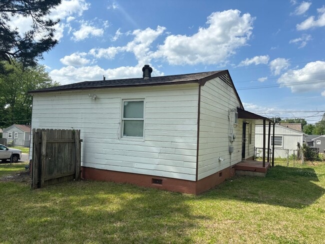 Building Photo - 4496 Range Line Rd