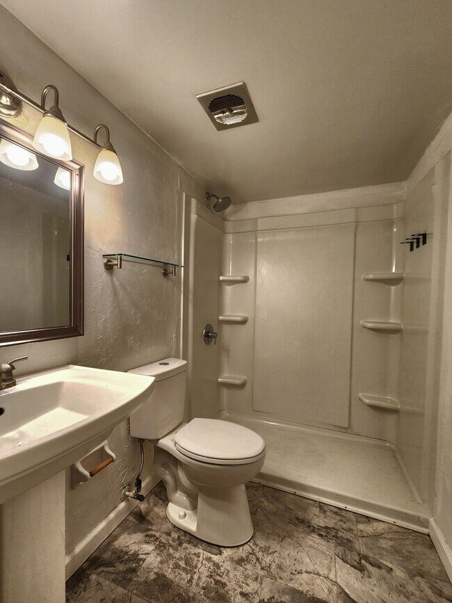 Building Photo - 1700 SW 16th Ct