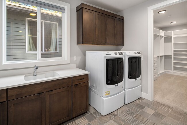 Building Photo - Luxury Haven