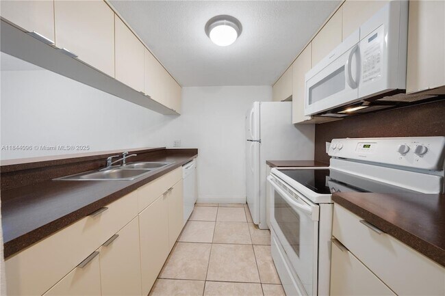 Building Photo - 8120 Geneva Ct