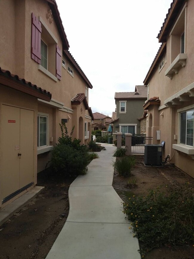 Building Photo - Spacious 3 Bedroom Moreno Valley Townhouse in Gated  Community!
