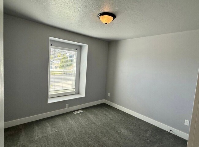 Building Photo - 7081 Hollow View Ct