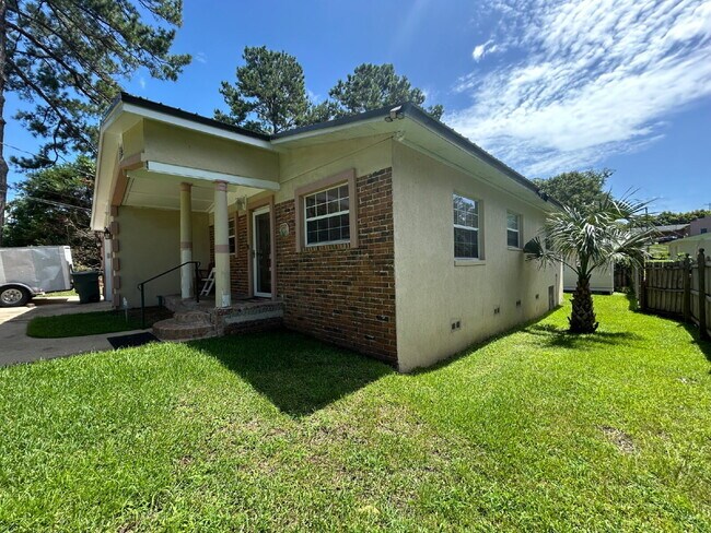 Building Photo - $250 Off Your Second Month's Rent + $250 Referral Bonus | Charming 3-Bedroom Home in Tallahassee