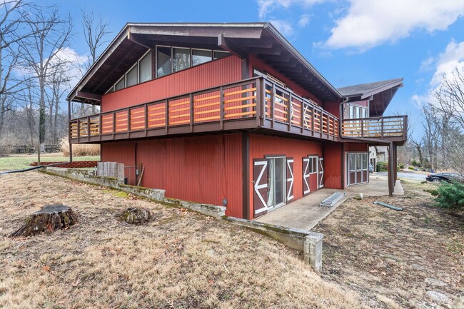 Building Photo - Mid-Century Lodge Home in Frederick with 6...