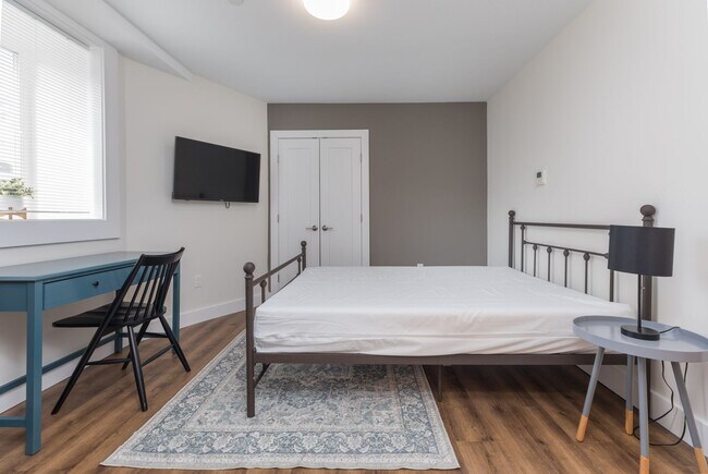 Building Photo - Huge 5 Bed each with their own Bathroom!