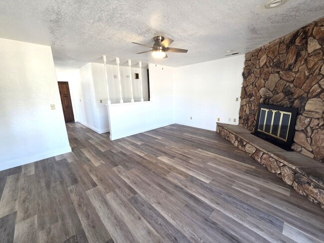 Building Photo - Beautiful 3 Bedroom 2 Bath Home on Large Corner Lot