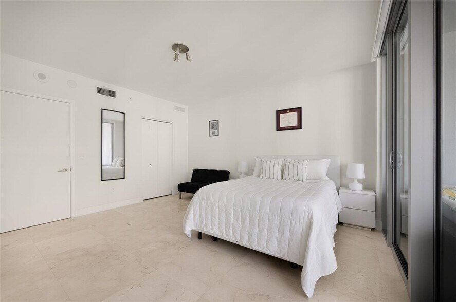 Building Photo - 1331 Brickell Bay Dr