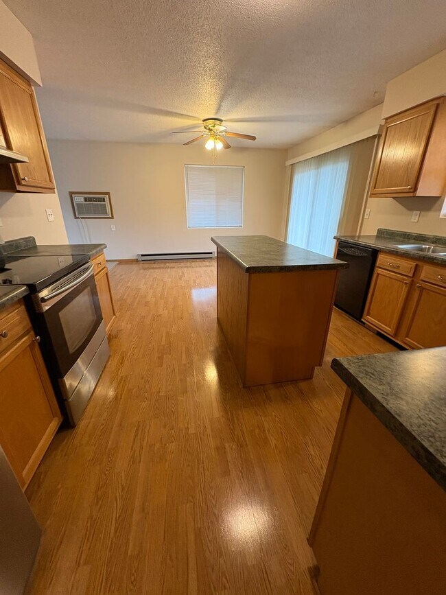 Building Photo - 801 Evergreen Dr
