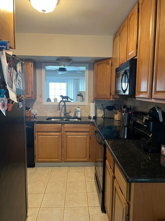 Building Photo - Stunning 3 Bedroom Townhome !