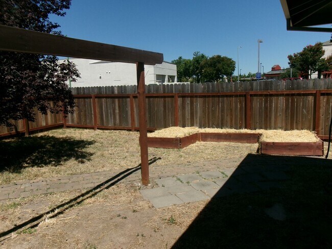 Building Photo - 9685-9687 Lake Natoma Dr