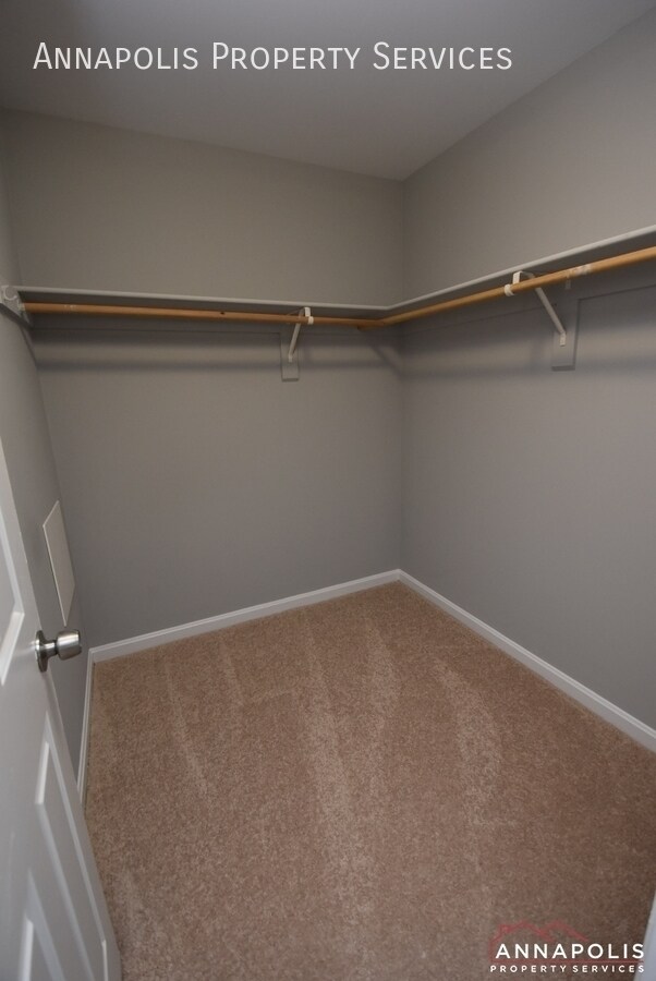 Building Photo - 424 Holly Dr
