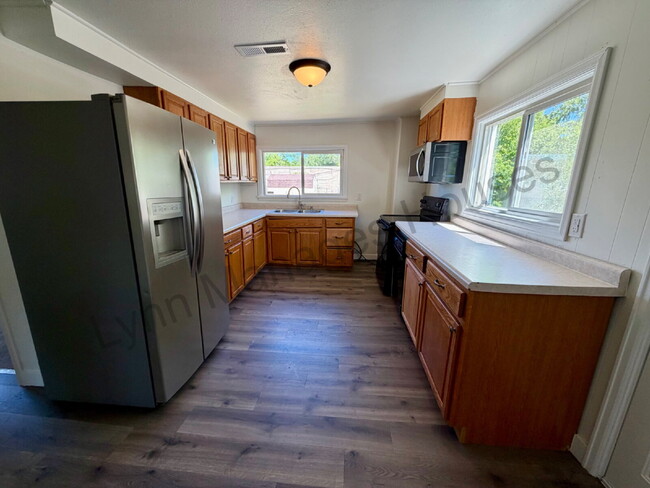Building Photo - Updated Single Family Home with Fenced Yard
