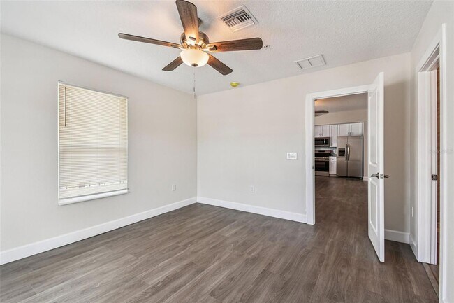 Building Photo - 650 E Tarpon Ave