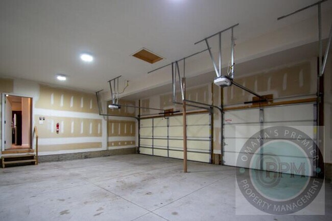 Building Photo - HUGE 3Bd/3Ba House in Bennington, NE!