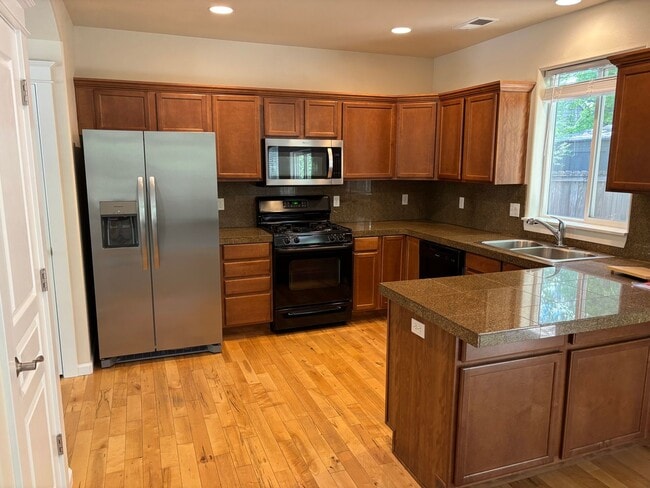 Building Photo - Newly updated home in SW Bend with large b...