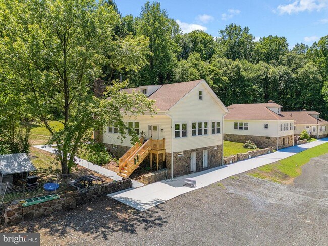 Building Photo - 71 Dreamland Park Dr