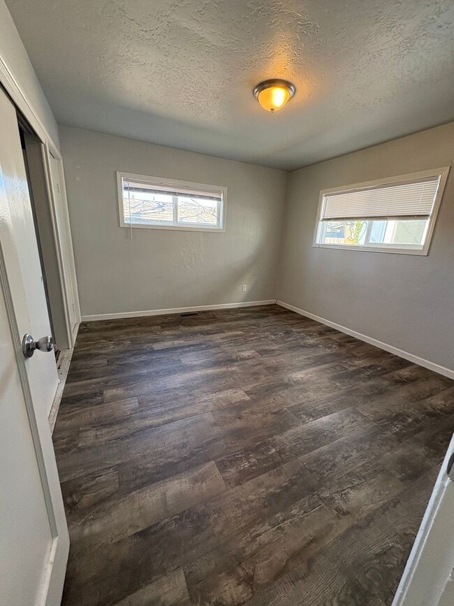 Building Photo - 3 Bedroom/ 2 Bath Medford Rental Available in Quiet Medford Neighborhood