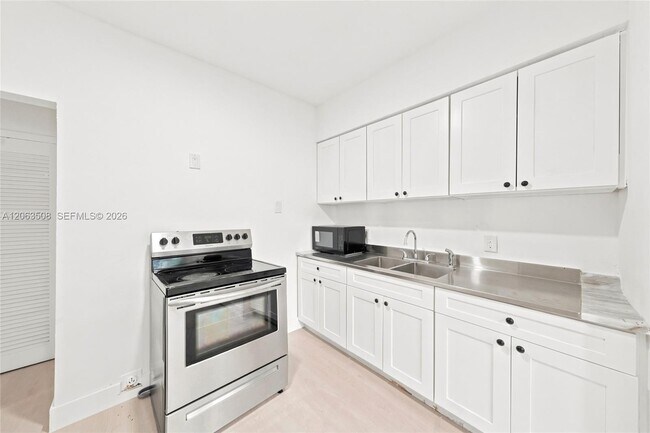 Building Photo - 119 NE 56th St