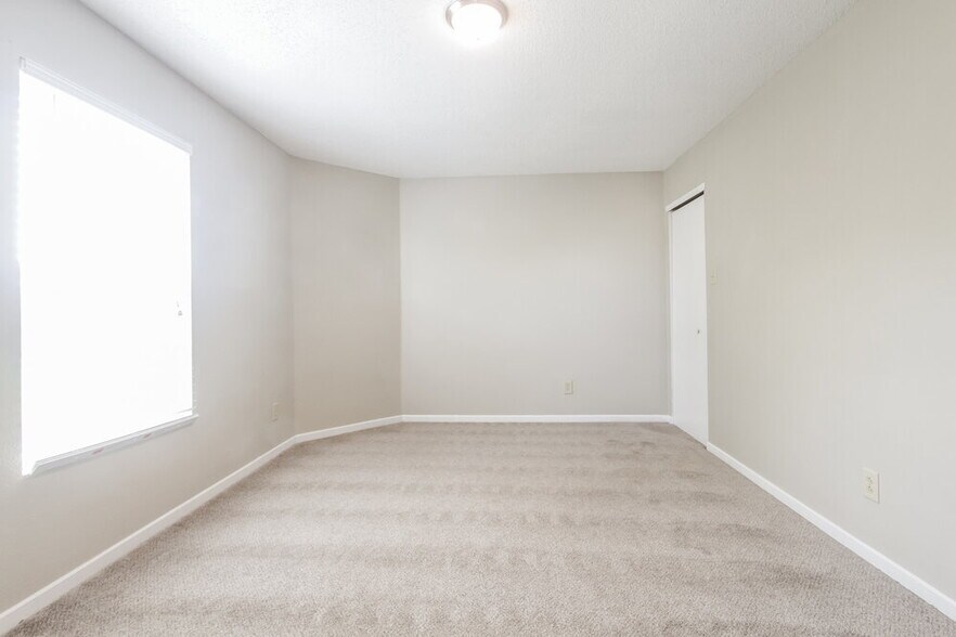 Building Photo - 9047 Bainbridge Dr