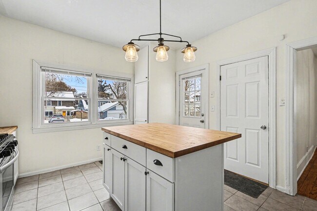 Building Photo - 1412 Sherman St SE