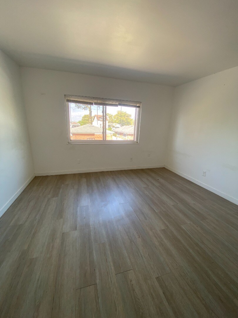 Building Photo - 815D Courtois