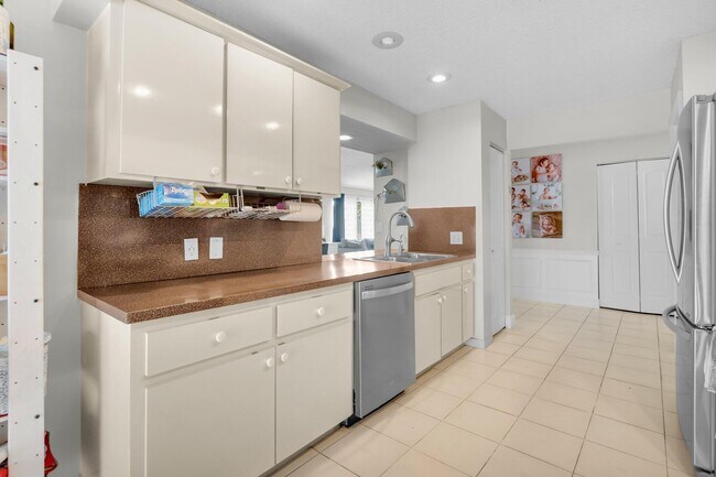 Building Photo - 7515 San Mateo Dr E