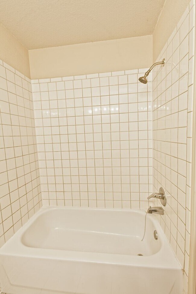 Building Photo - Duplex for lease with private backyard