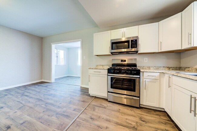 Building Photo - Stunning 3 bedroom home in Brookline available July 10!