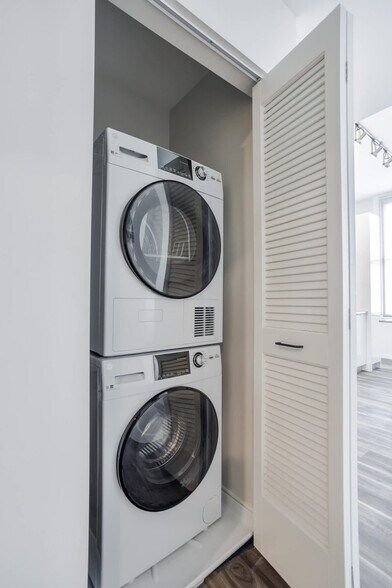 Building Photo - 9-JAN-JAN E 4th St