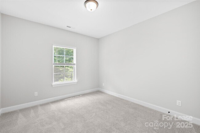 Building Photo - 2136 Laurens Dr