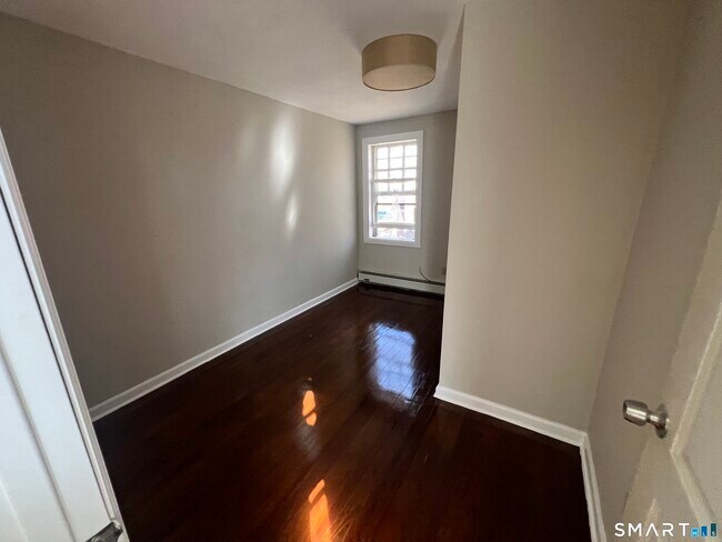 Building Photo - 93 White Rock Dr