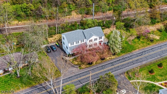 Building Photo - 112 Peapack Rd