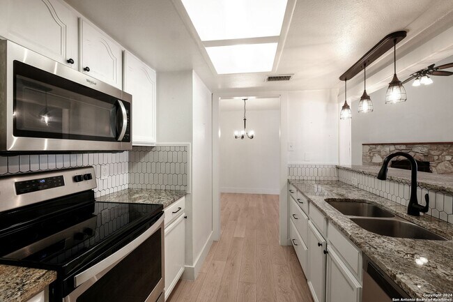 Building Photo - Charming 2/2 in the heart of Boerne!