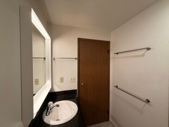 Building Photo - Lovely 2-Bedroom End Unit Condo in Cedarwo...