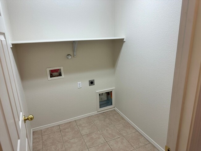 Building Photo - Large 3 bed / 2 Bath | Desirable Cabezon H...