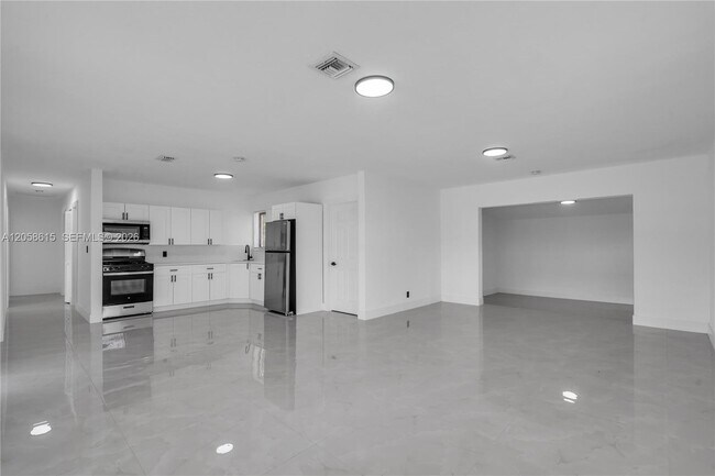 Building Photo - 1000 NW 198th St