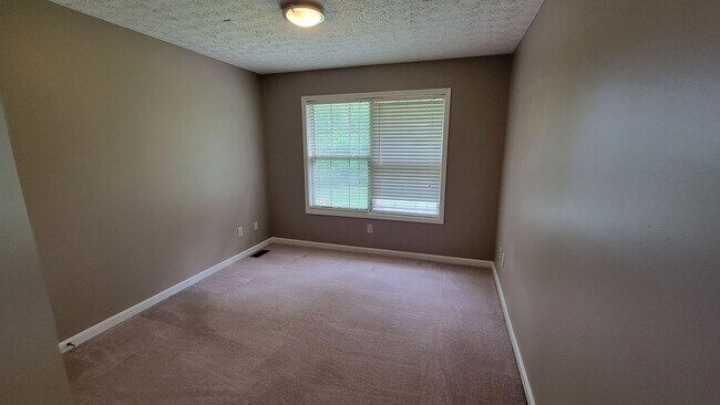Building Photo - Fabulous 3 bedroom 3 bath walk- out ranch