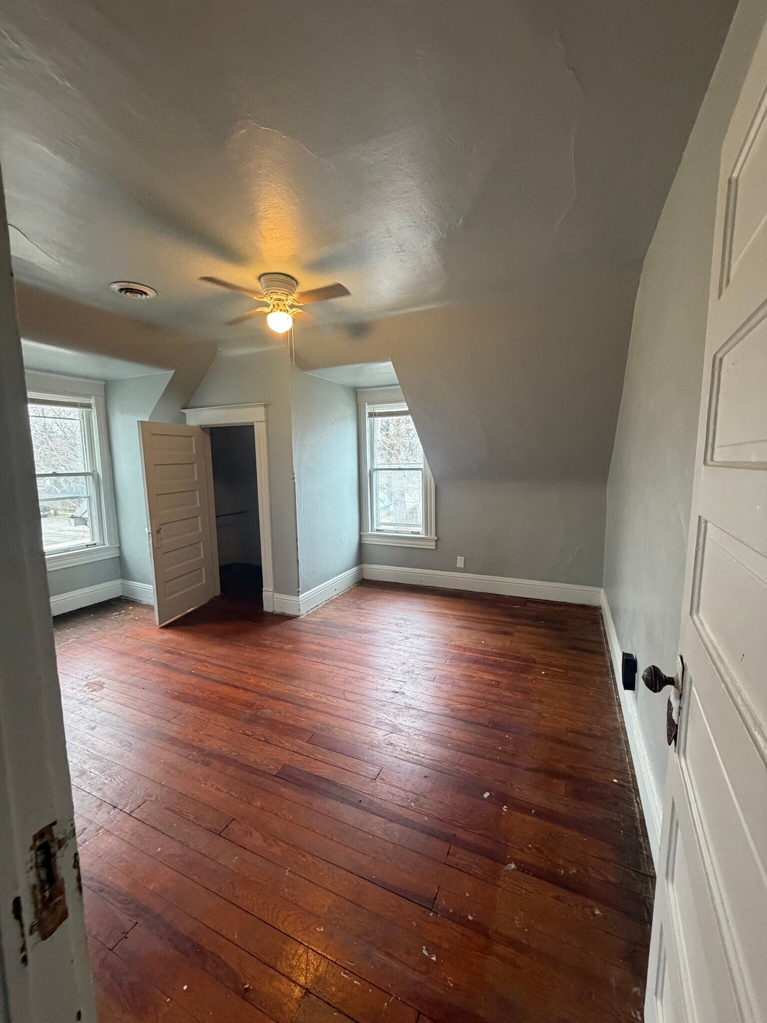 Building Photo - 616 W 6th St