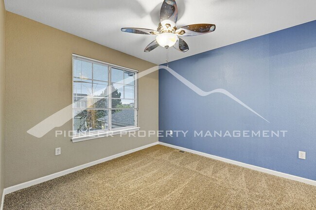 Building Photo - Gorgeous Townhouse with Gas Fireplace and ...