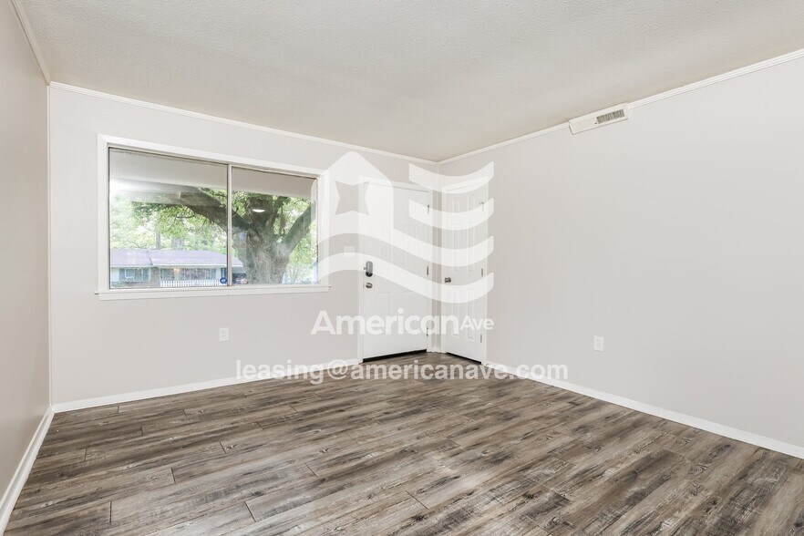 Building Photo - 471 Queen Theresa Ln