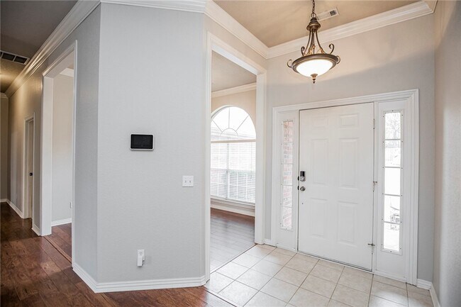 Building Photo - 2803 Foxwood Dr