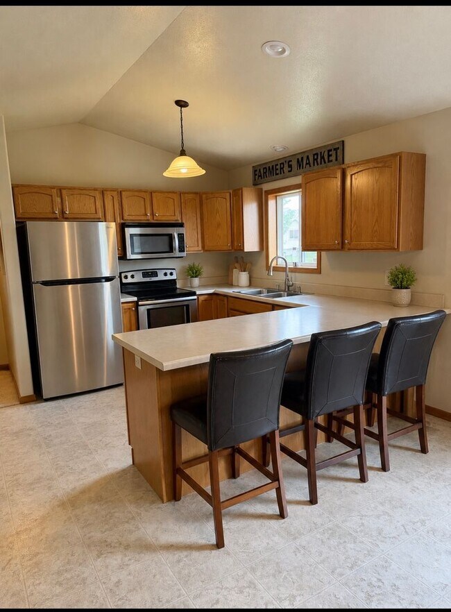 Building Photo - 4BR/2ba Tri-Level Home in Private West Side Neighborhood Near Sherman School