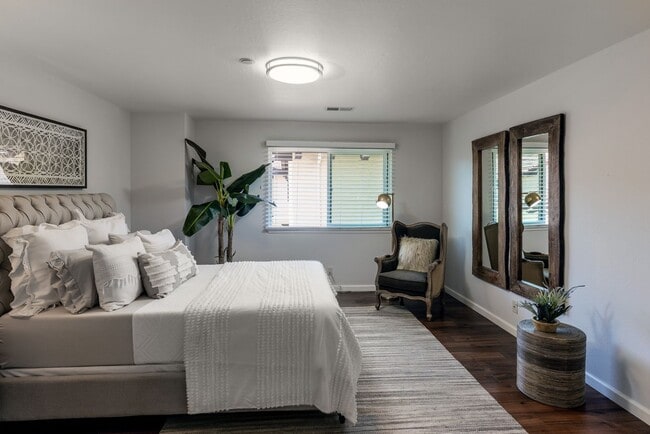 Building Photo - Downtown Los Altos Luxury Townhome