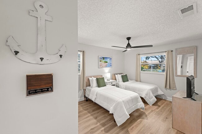 Building Photo - 762 SE River Ln