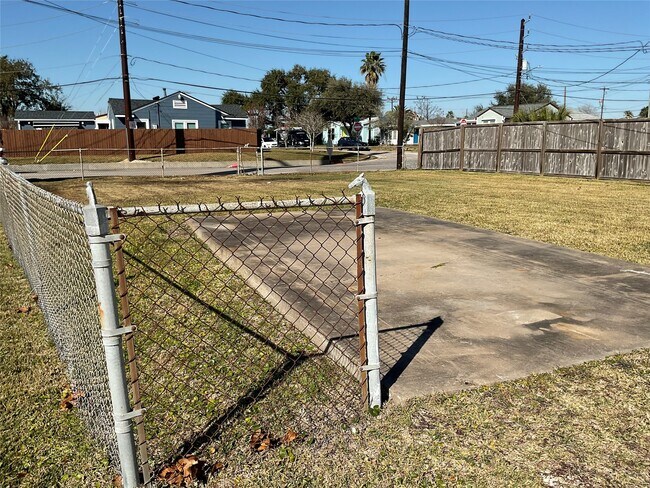 Building Photo - 5728 Sylvia Dr