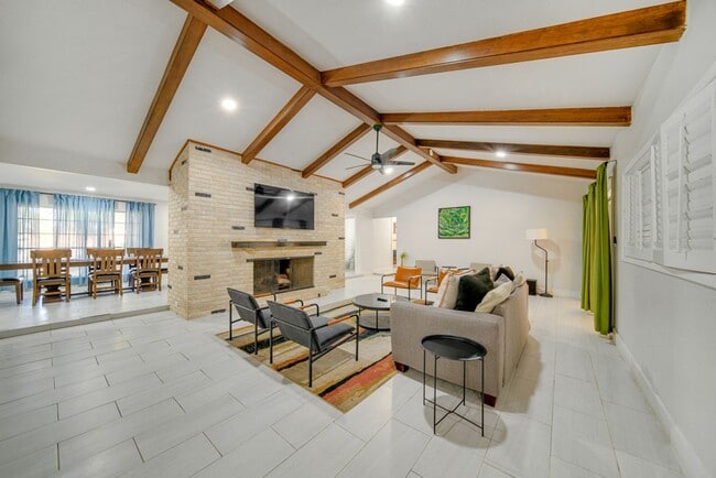 Building Photo - 605 Squires Row